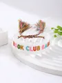 Detalle de pulsera tejida blanca con bordado de letras BOOK CLUB BABE en arcoíris - Estilo Bordado Arcoíris BOOK CLUB Blanco (31)