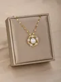 Elegante collar con colgante de corona de perlas doradas en una caja de joyería de lujo - Colgante Corona de Perlas (17)