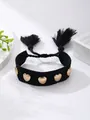 Detalle de pulsera tejida negra con tachuelas de corazón dorado y borlas en fondo blanco - Estilo de Remaches de Corazón Negro Oro (34)