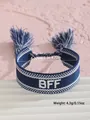 Detalle de la pulsera de la amistad BFF trenzada azul y blanca con bordados y borlas - Estilo Bordado BFF Azul Blanco (43)