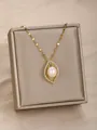 Elegante collar dorado con colgante de hoja calada, perla central y piedras de circonita - Hoja Hueca con Perla (22)