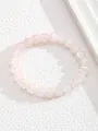 Primer plano de pulsera de cuentas de cuarzo rosa pulido con texturas naturales de piedra - Estilo de Cuentas Redondas Minimalista (5)