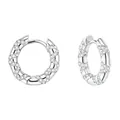 Dettaglio di orecchini a cerchio intrecciati in argento con micro-zirconi incastonati - Cerchio Intrecciato con Zirconi / E274-Argento