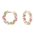 Dettaglio macro di orecchini a cerchio dorati con gemme colorate e texture a spirale - Orecchino a Cerchio Spirale con Pietre Multicolore / E274-Multicolore Oro
