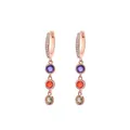 Dettaglio di orecchini pendenti in oro rosa con gemme viola, rosse e verdi incastonate - Stile Pendente Gemma Rotonda Tricolore (E257) / E257-Colore Oro Rosa