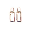 Detalle de pendientes mosquetón en oro rosa con pavé de circonitas de colores en fondo blanco - Estilo Mosquetón con Gema Multicolor (E10) / Rosa oro