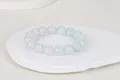 Primer plano de pulsera de cuentas de vidrio irisado con brillo de aurora y tonos violetas - Cristal Agrietado Azul Claro Irisado (9-Azul Claro)