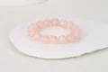 Detalle de cuentas redondas de vidrio rosa translúcido en una pulsera elástica con bandeja - Estilo de Cuentas Redondas Rosa Suave (9-Rosa)