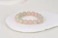 Detalle de cuentas de vidrio translúcido en rosa claro y verde sobre un soporte minimalista - Estilo Mezclado Rosa Verde (9-Rosa Verde)