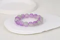 Primer plano macro de cuentas de piedras preciosas moradas y grises en pulsera elástica - Textura Mineral Blanco Morado (9-Blanco Morado)