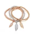 Set di tre bracciali di perline in oro rosa e argento con ciondoli a foglia su fondo bianco - Stile Foglia Misto Tre Colori (S88-SL05806-MX)