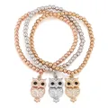 Detailansicht von drei Perlenarmbändern mit Eulenanhängern in Gold, Silber und Roségold - Gold Eule Stil (S90-SL05895-GD)