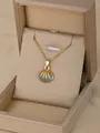 Collana dorata con ciondolo a conchiglia grigio-verde in una scatola regalo di lusso - Capasanta-Grigio