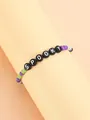 Primer plano de pulsera de cuentas de Halloween con letras SPOOKY y detalles lilas - Púrpura Verde Blanco Letra SPOOKY
