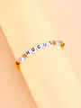 Detalle de cuentas con letras HOCUS en pulsera de cuentas naranjas y negras - Naranja Blanco Negro HOCUS Corazón