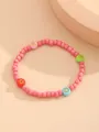 Detalle de pulsera de cuentas rosas con dijes de luna, estrella, flor y corazón - Rosa Dulce Luna Estrella Flor
