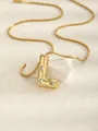 Dettaglio del ciondolo dorato lettera L con zirconi su una sottile catena a serpente - A (Con Collana)
