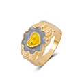 Detalle de anillo geométrico dorado con base gris ondulada y cara sonriente de corazón - Talla única / Estilo Corazón Amarillo 04