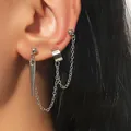 Nahaufnahme silberner Punk-Ohrringe mit Ketten, Kegel-Anhängern und Earcuff am Model - 12 Weiß K Punk Spike Kettenset (wg-0249)