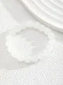 Pulsera minimalista de cuentas de vidrio blanco con acabado liso sobre fondo con textura - Cuentas mate blancas (8-Blanco)