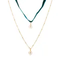 Zweilagiges Choker aus Samt und Goldkette mit eleganten Perlenanhängern auf weißem Grund - Dunkelgrün