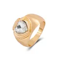 Anillo ancho dorado con cristal de corazón claro y textura metálica ondulada moderna - Talla única / Estilo de Corazón con Circonia Blanca