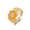 Anillo de moda bañado en oro con diseño de flor de esmalte naranja y banda ancha - Talla única