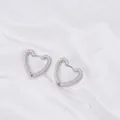 Pendientes de aro de corazón plateados con circonitas pavé sobre seda blanca - Estilo Corazón de Pavé (E25) / Plateado