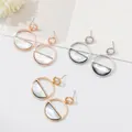 Set de tres pares de pendientes redondos en oro, oro rosa y plata con incrustación de nácar - Estilo Disco de Nácar Geométrico (E220) / Plateado
