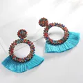 Détail de boucles d'oreilles à franges bleues avec strass colorés et anneau doré - Bleu Lac (2937)
