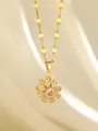 Collar de trébol dorado con pétalos de circón rosa sobre fondo de satén color champán - Estilo Flor de Zirconia Rosa (93098)