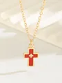 Collier croix dorée minimaliste avec émail rouge sur fond géométrique élégant et chic - Rouge