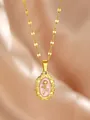 Französische Retro-Goldhalskette mit rosa Emaille-Blumenanhänger auf Seidenhintergrund - Rosa