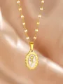 Elegante goldene ovale Medaillon-Halskette mit Rosenrelief auf champagnerfarbenem Satin - Weiß