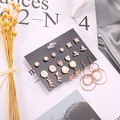 Nahaufnahme eines roségoldenen Ohrring-Sets mit Perlen und Blumen auf einer Displaykarte - Ins-Stil Roségold Herz