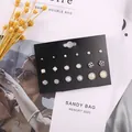 Detail von 9 Paar Ohrstecker Set mit Strass und Perlen auf einer Displaykarte - Geometrischer Legierung Perlohrstecker