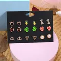 Detailansicht eines 9-Paar Ohrring-Sets mit Katzen-, Ananas- und Blumenmotiven auf Karte - Voll Strass Schleife Metall Blume