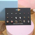 Detailliertes Set mit 9 Paar minimalistischen Ohrsteckern auf Displaykarte in Stilen - Eleganter Perlohrstecker