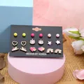 Detailansicht von 9 Paaren bunter Cartoon-Ohrstecker mit Regenbogen- und Sterndesign - Herz Regenbogen Stern