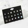 Detailansicht eines 9-Paar Ohrstecker-Sets mit Perlen und Türkis auf schwarzer Karte - Vintage Geometrische Perle