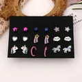 Detail von 9 Paar Ohrringen mit Einhörnern und Sternen auf einer schwarzen Displaykarte - Wolke Einhorn Pony