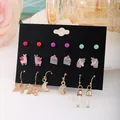 Detailansicht eines 9-Paar Ohrring-Sets mit süßen Alpaka- und Einhorn-Stecker-Designs - Bunte Perlen Tier Kuchen