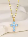 Collar de cruz dorada con cristales azul claro sobre una cadena de eslabones - Azul marino