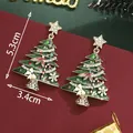 Pendientes de árbol de Navidad con esmalte verde y strass sobre fondo granate - Estilo de Árbol de Navidad