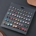 Nahaufnahme von bunten Strass-Ohrsteckern auf hochwertiger schwarzer Kartonverpackung - Bunter Edelstein Runder Stil (FX1007)
