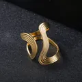 Detail eines goldenen verstellbaren Rings mit Wellentextur auf schwarzem Leder - Gold Parallel Stromlinien Wellenmuster (FX943)