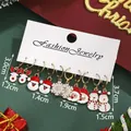 Detailansicht von 6 Paar bunten Weihnachts-Ohrsteckern auf einer weißen Markenkarte - Weihnachten Element Tropfenohrringe (SD61350-4)