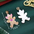 Süße Lebkuchenmann Weihnachts-Ohrringe mit rosa Hut und weißer Rückseite, 5.7cm Größe - Lebkuchenmann-Stil