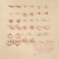 Dettaglio di un set da 15 paia di orecchini color oro rosa con perle e fiori - Stile Pendente Fiore Lettera Love Oro Rosa (A-44)
