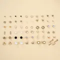 Dettaglio di un set da 30 paia di orecchini dorati con perle e forme geometriche - Stile Serpente Fulmine Croce Geometrico Dorato (-A-43-2)